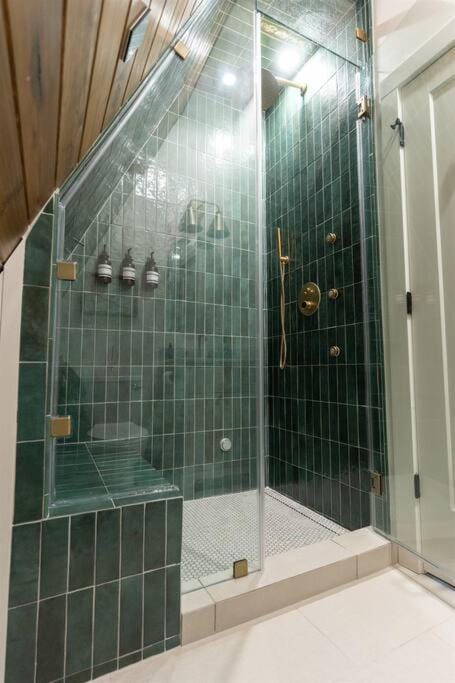 Newly Built, Mid-Lakeside A-Frame with Hot Tub and Steam Shower Apartment in Toledo Bend Reservoir