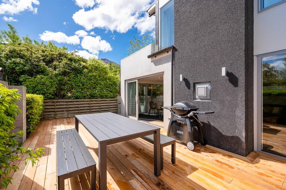 Queenstown Central, Walk to Town, Garage, BBQ Apartment in Queenstown