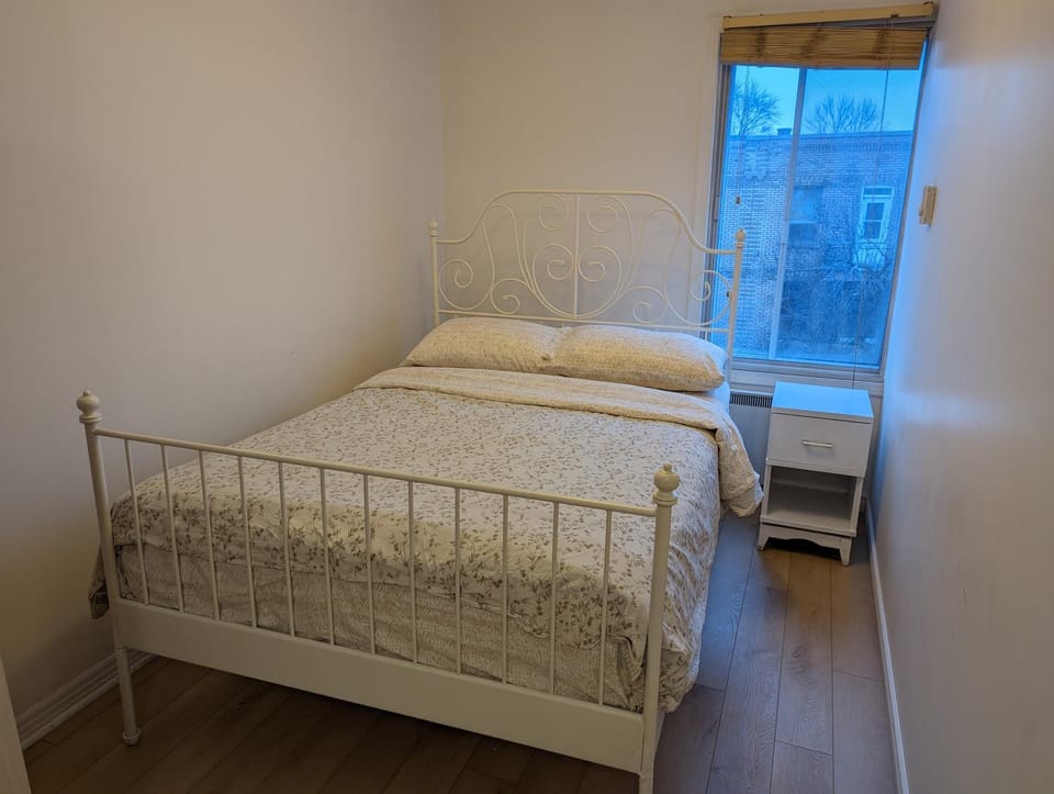 Harmony room near Metro Monk station with Self Check-in Bed and Breakfast in Montreal