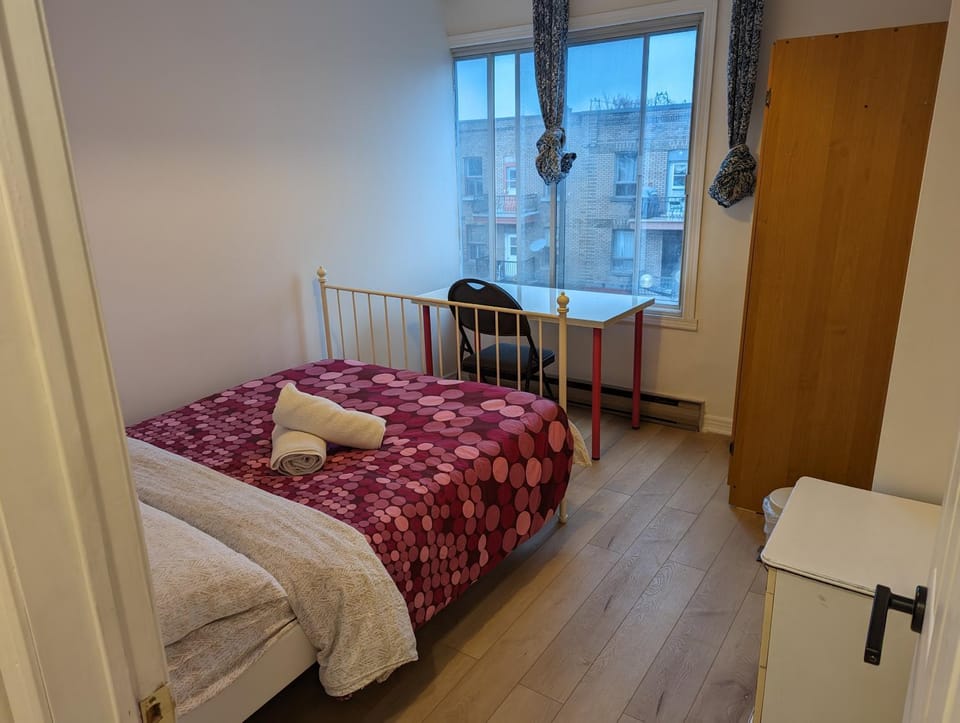 Harmony room near Metro Monk station with Self Check-in Bed and Breakfast in Montreal