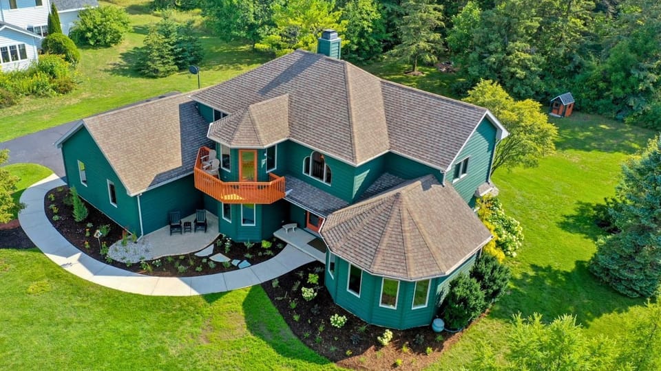 Cherry Hill- Charming Sister Bay Home, Backyard Oasis, HotTub House in Door County