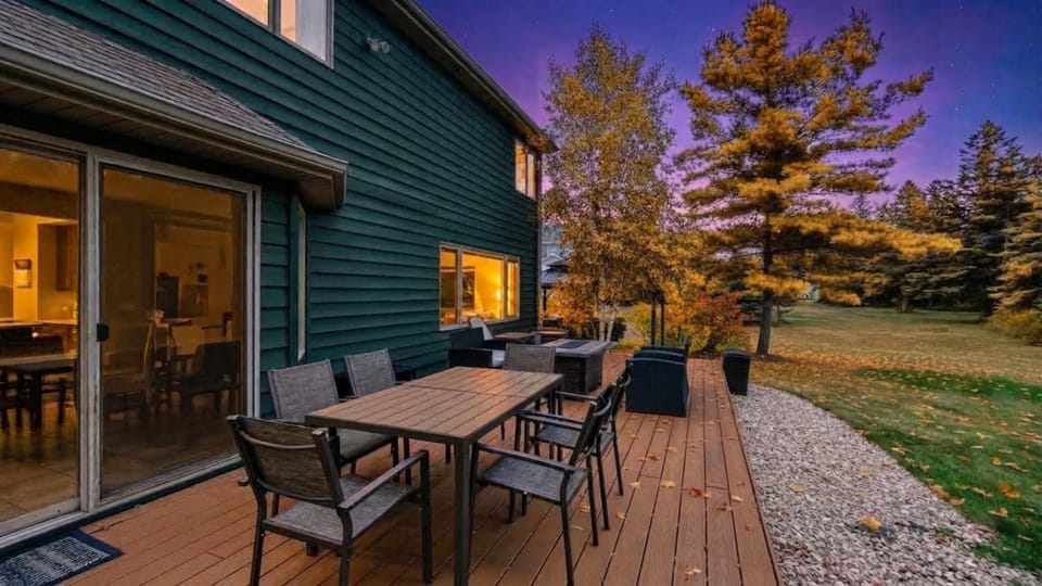 Cherry Hill- Charming Sister Bay Home, Backyard Oasis, HotTub House in Door County