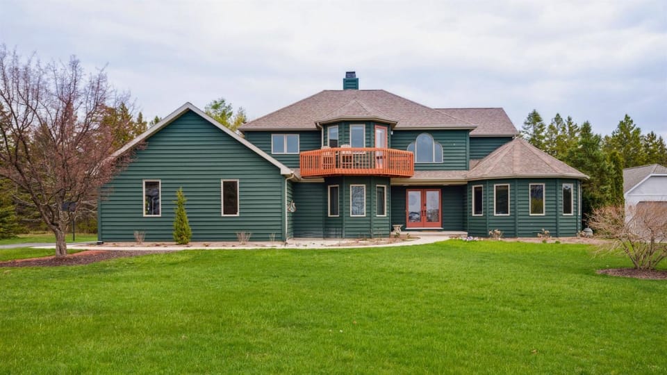Cherry Hill- Charming Sister Bay Home, Backyard Oasis, HotTub House in Door County