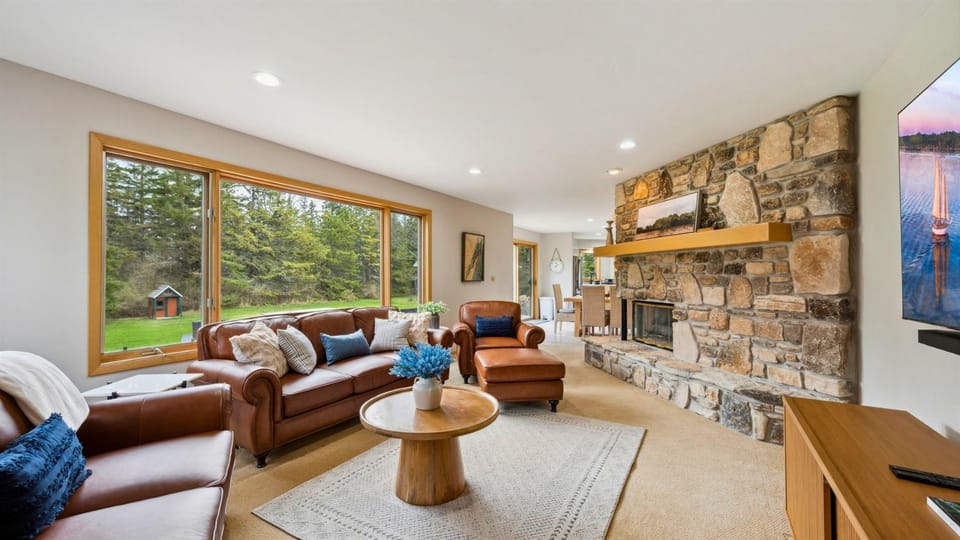 Charming Sister Bay Home Backyard Oasis & HotTub House in Door County