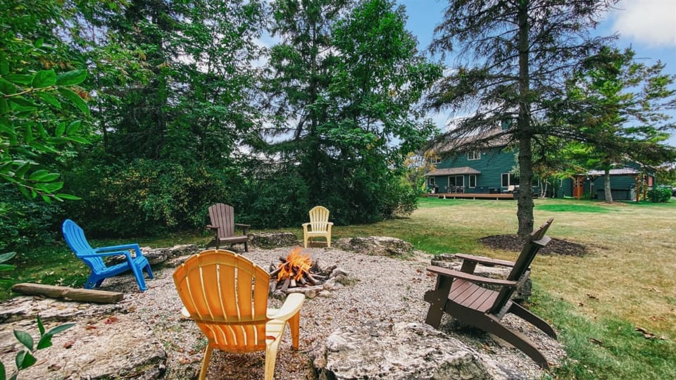 Charming Sister Bay Home Backyard Oasis & HotTub House in Door County