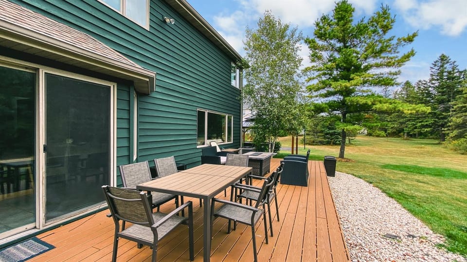 Charming Sister Bay Home Backyard Oasis & HotTub House in Door County