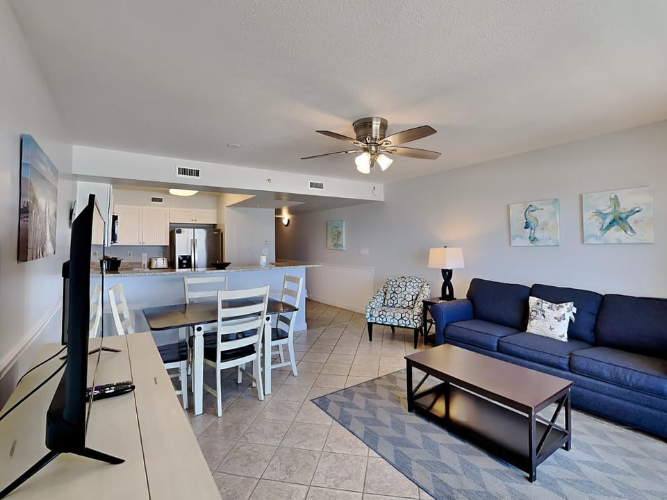 TV and multimedia, Kitchen or kitchenette, Living room, Seating area, Dining area, furniture