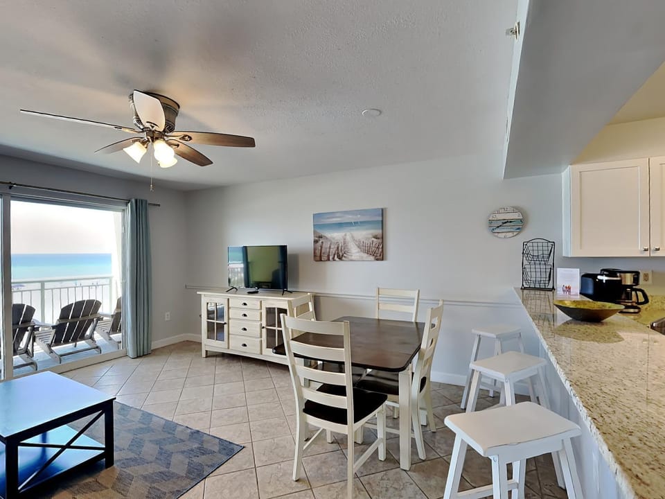TV and multimedia, Balcony/Terrace, Kitchen or kitchenette, Living room, Dining area, Sea view, furniture
