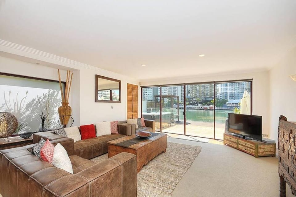 Surfers Reflections Amazing views from your spa! Villa in Surfers Paradise