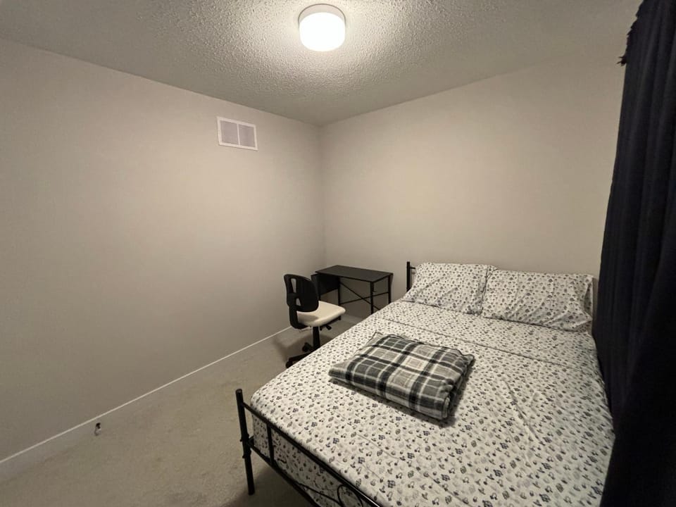 Cozy modern home in a family friendly neighborhood Vacation rental in Ottawa