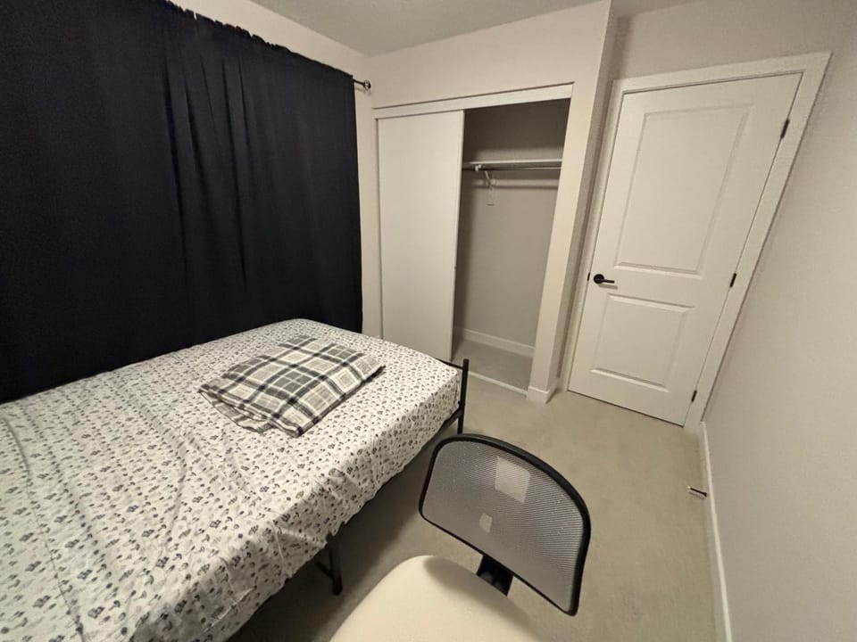 Cozy modern home in a family friendly neighborhood Vacation rental in Ottawa