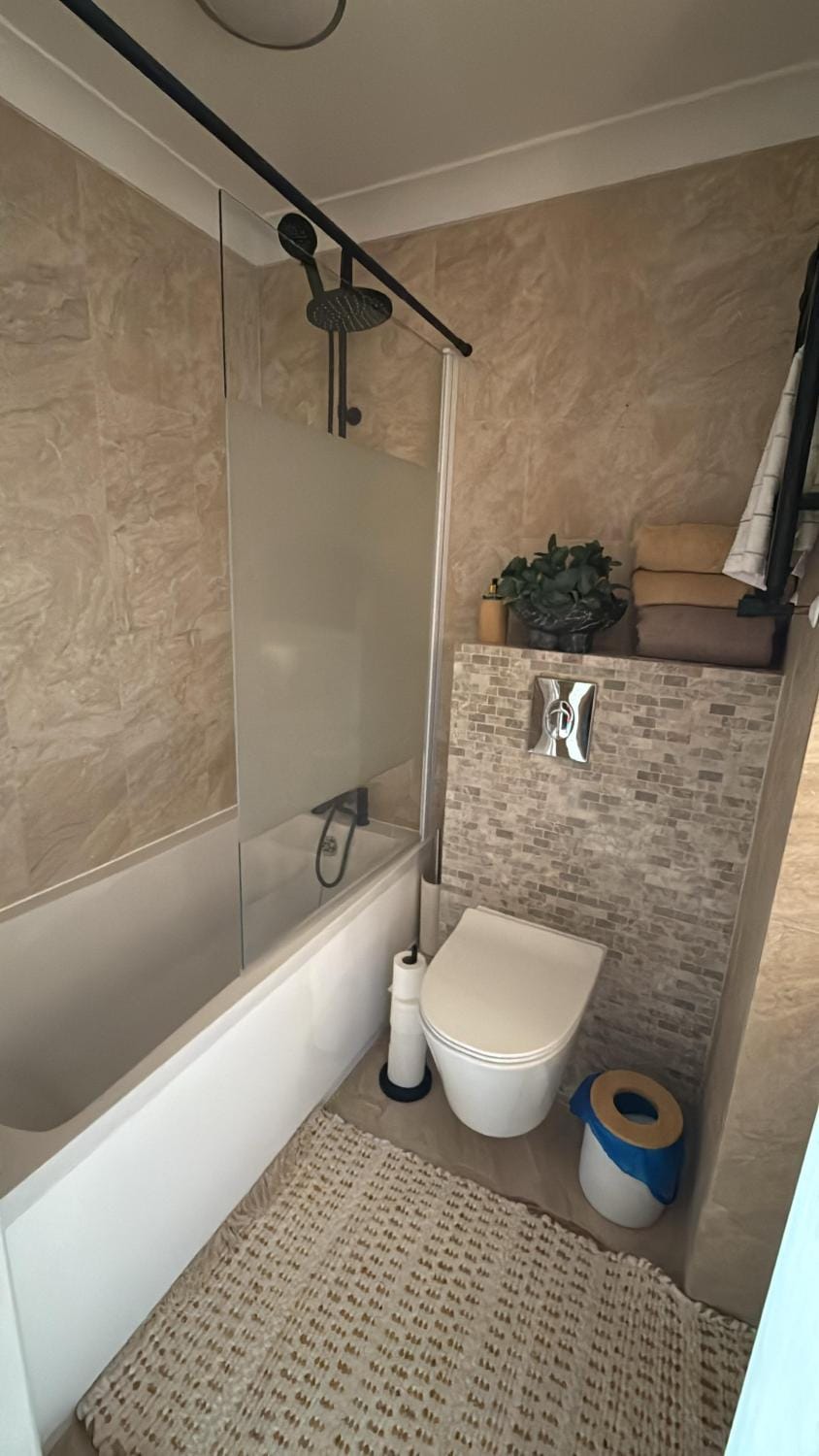 Milton Keynes Central Flat with Full Kitchen, Large Bed, Park View & Lots of Parking by MK City Centre, Shops, Malls, Restaurants, Attractions, Near Hospital SELF-CHECKIN Apartment Apartment in Milton Keynes