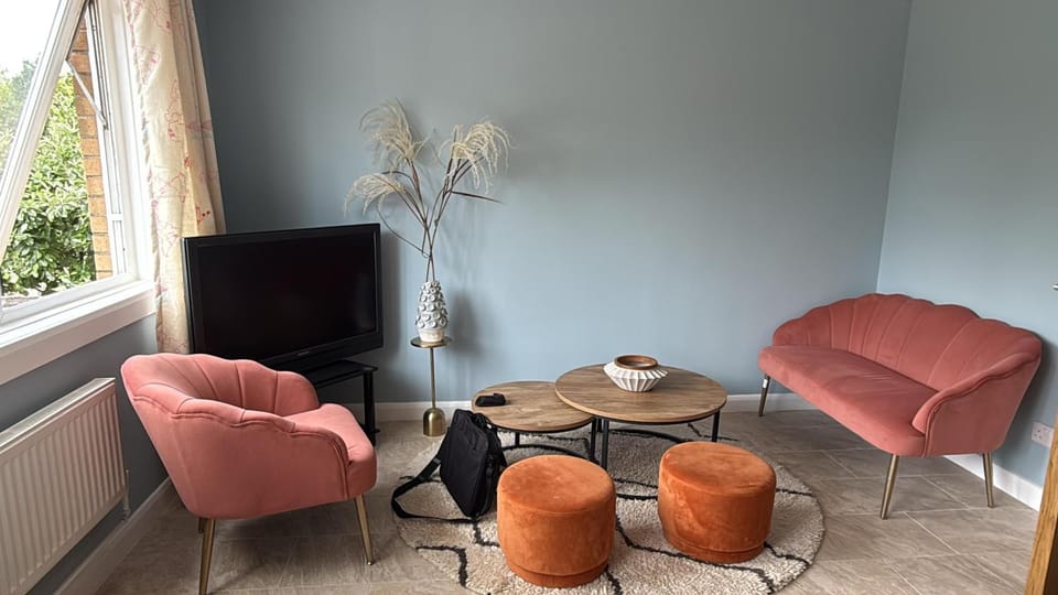 Milton Keynes Central Flat with Full Kitchen, Large Bed, Park View & Lots of Parking by MK City Centre, Shops, Malls, Restaurants, Attractions, Near Hospital SELF-CHECKIN Apartment Apartment in Milton Keynes