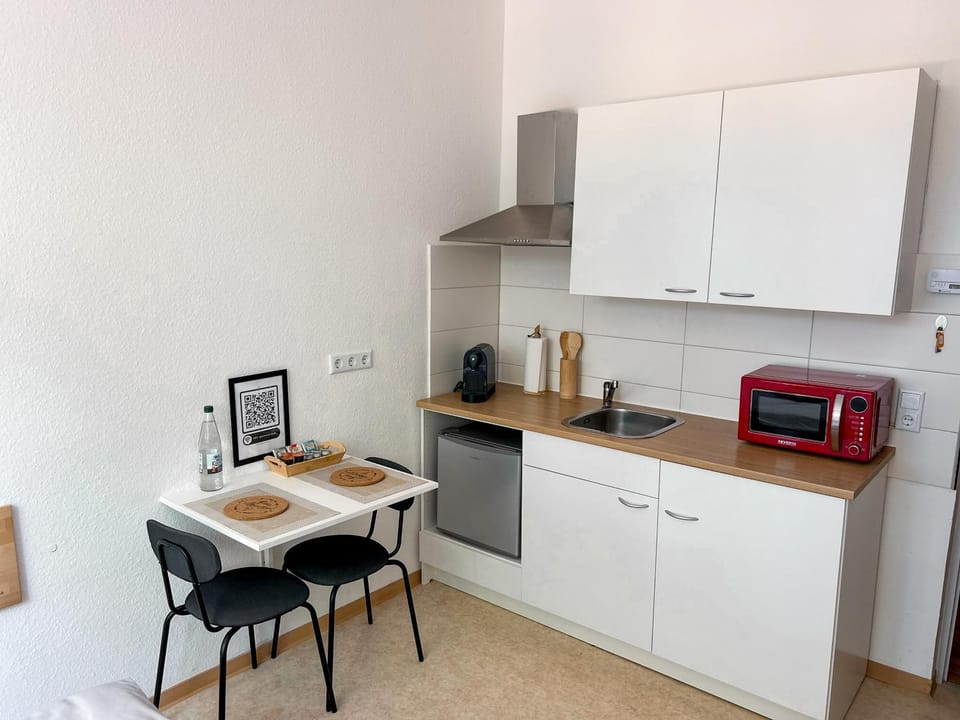 Coffee/tea facilities, Kitchen or kitchenette, Dining area, microwave