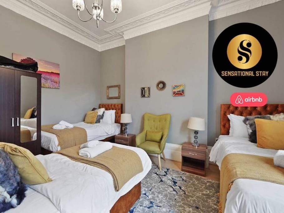 Bed, TV and multimedia, Seating area, Bedroom, towels