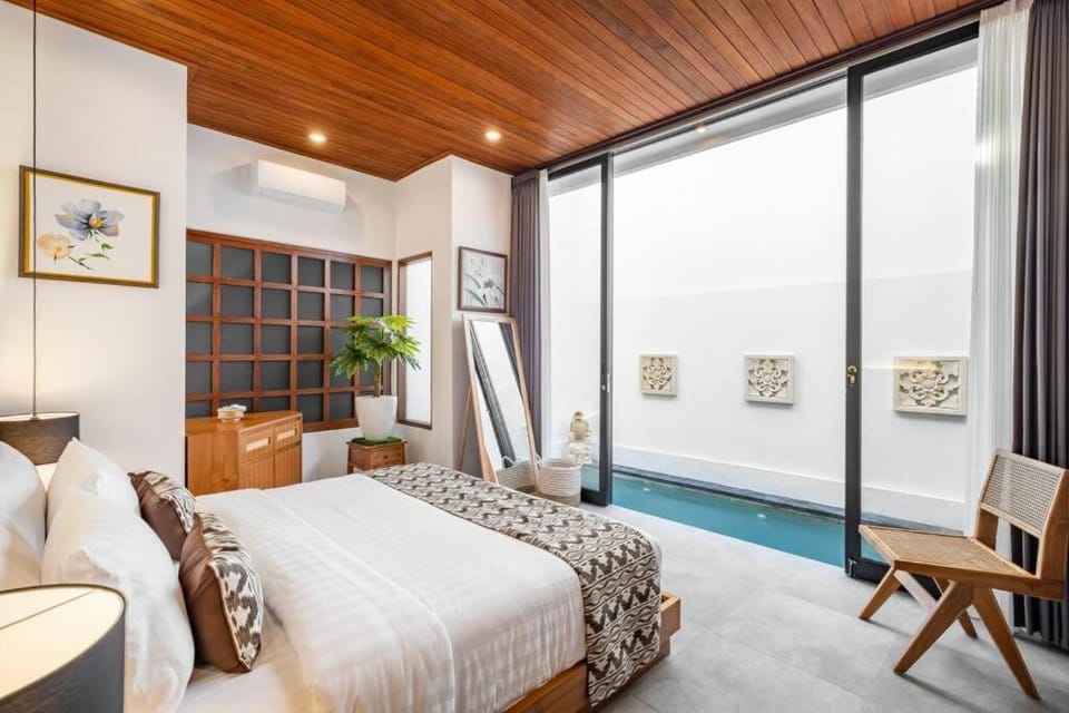 Bed, Photo of the whole room, Seating area, Bedroom, Pool view, Swimming pool, towels