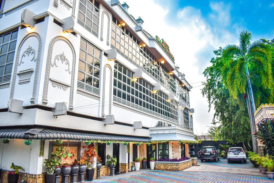 Property building, Day, Neighbourhood, City view, Street view, Location, Parking