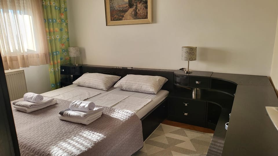 Bedroom, towels