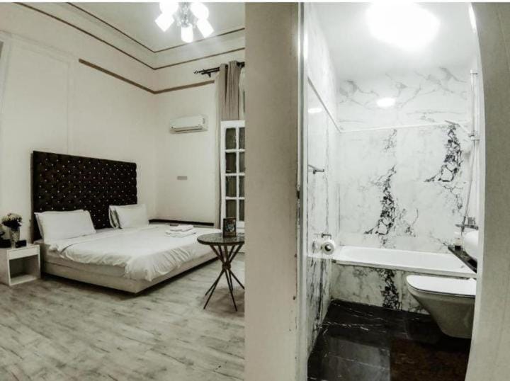 Shower, Bed, Bathroom, Photo of the whole room, Bedroom, Bath, towels