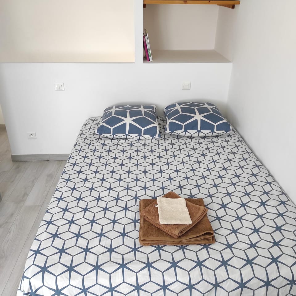 Bed, Bedroom, towels