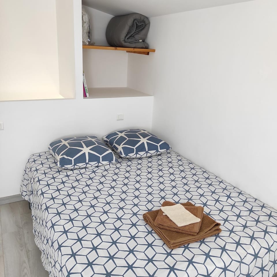 Bed, Bedroom, towels