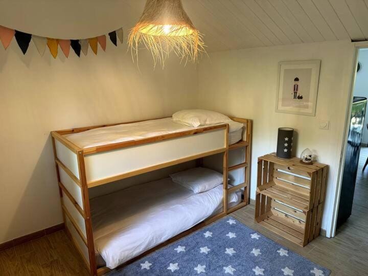 Bed, Photo of the whole room, bunk bed