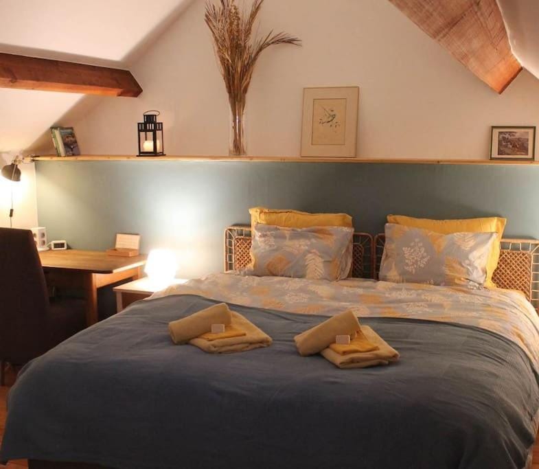 Bed, Seating area, Bedroom
