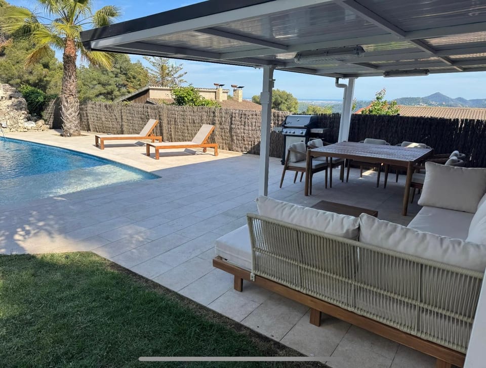 Dining area, Mountain view, sunbed