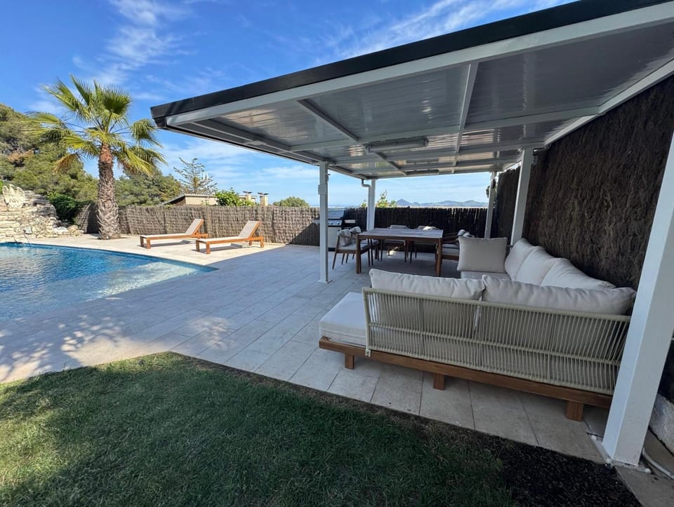 Pool view, Swimming pool, sunbed