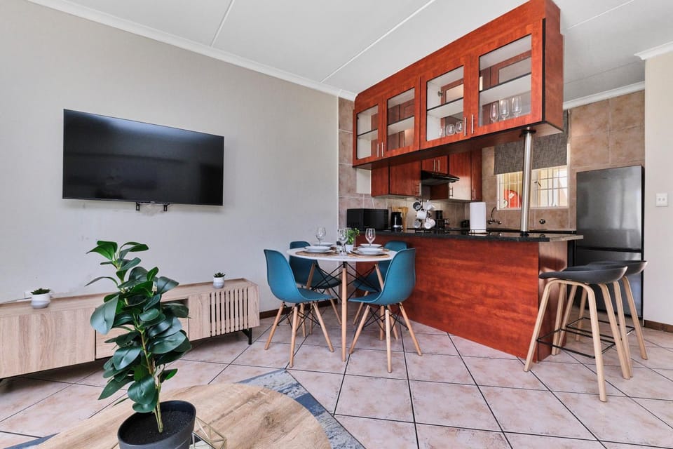 2Bed Apt in Lovely Complex Peaceful Apartment in Roodepoort