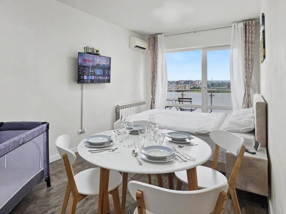 Bed, TV and multimedia, Dining area, Bedroom, cot, air conditioner