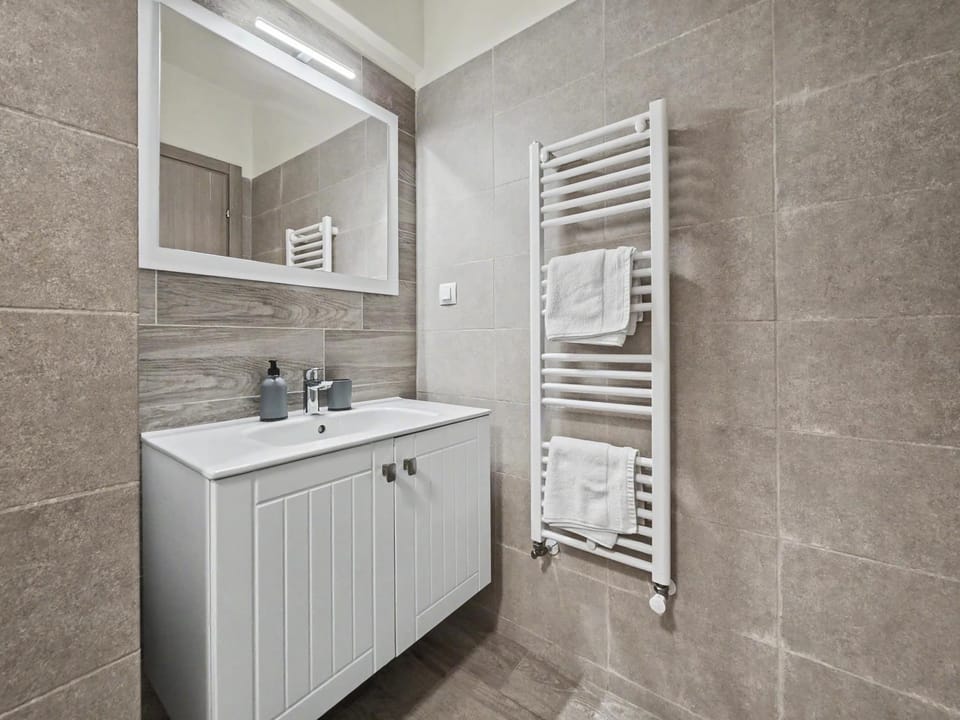 Bathroom, towels