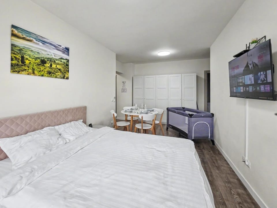 Bed, TV and multimedia, Dining area, Bedroom, cot