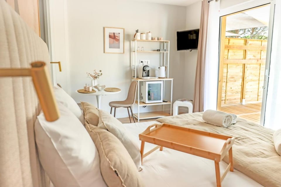 Bed, TV and multimedia, Photo of the whole room, Dining area, Bedroom, minibar, towels