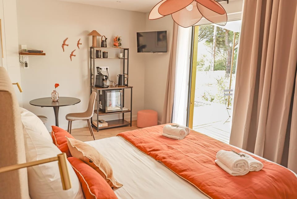 Bed, TV and multimedia, Coffee/tea facilities, Photo of the whole room, Dining area, Bedroom, towels