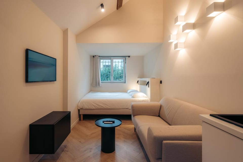 Bed, TV and multimedia, Living room, Photo of the whole room, Bedroom