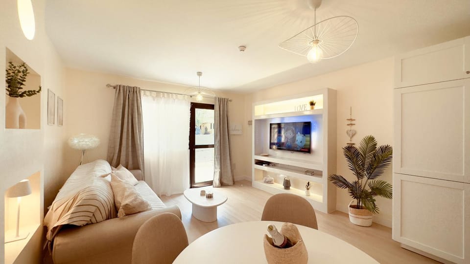 TV and multimedia, Living room, Evening entertainment