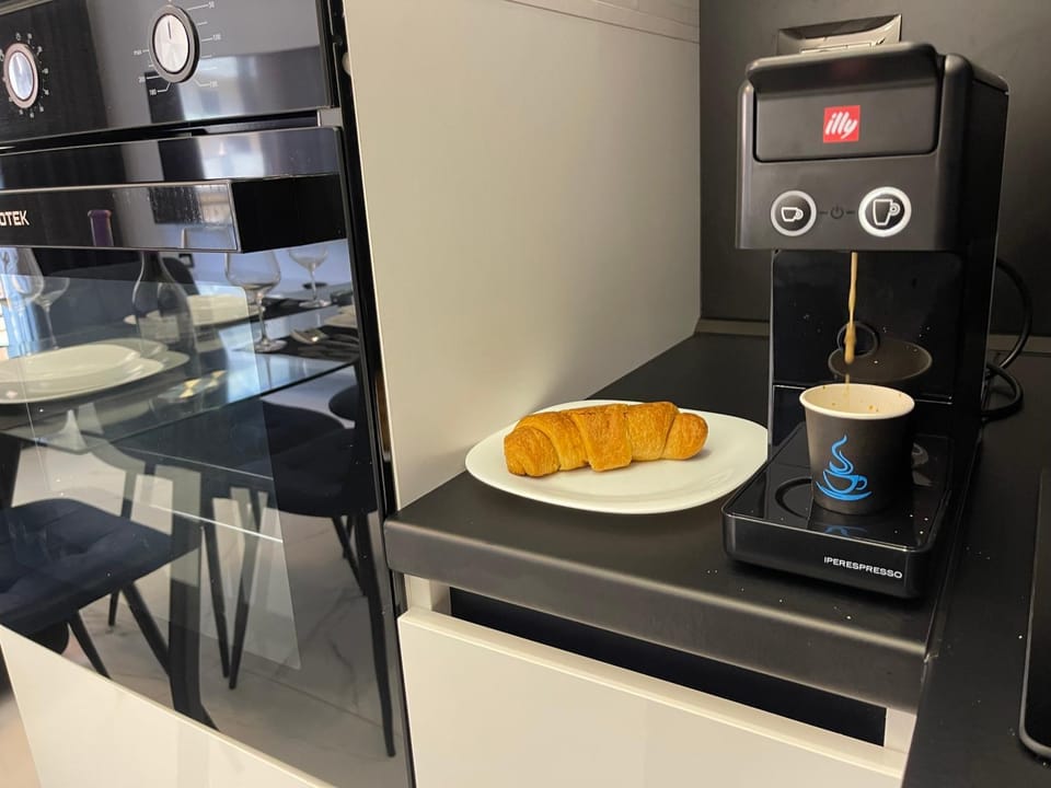 Coffee/tea facilities, Kitchen or kitchenette, Dining area, Food