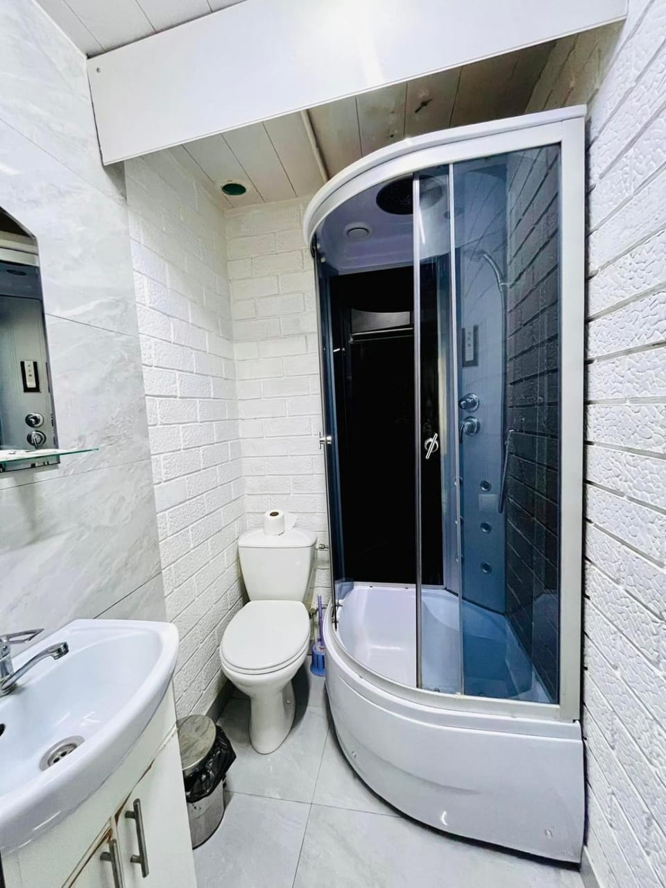 Shower, Toilet