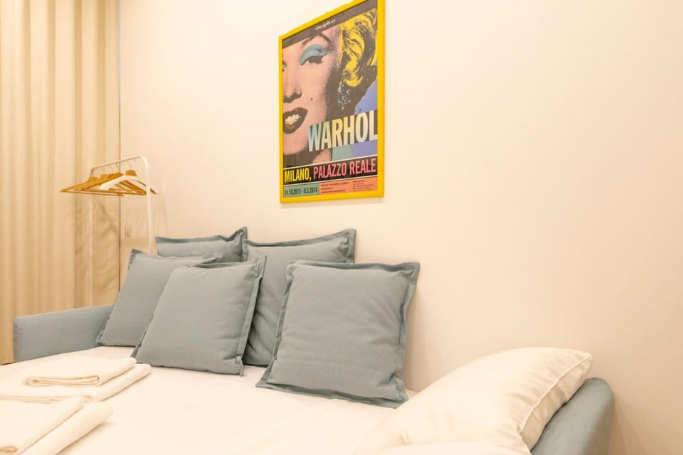 Bed, Photo of the whole room, Decorative detail