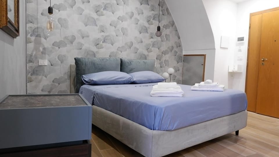 Bed, Bedroom, towels