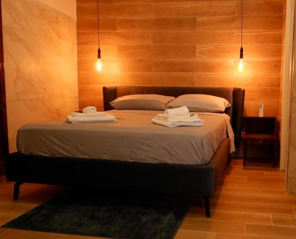 Bed, Bedroom, towels