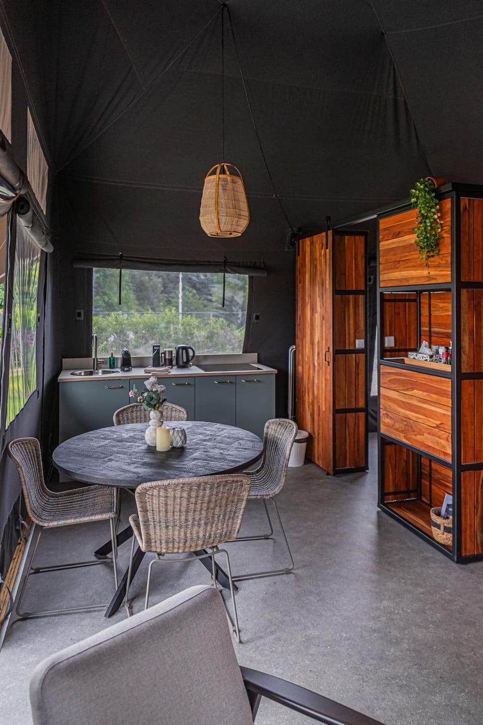 Dining area, kitchen