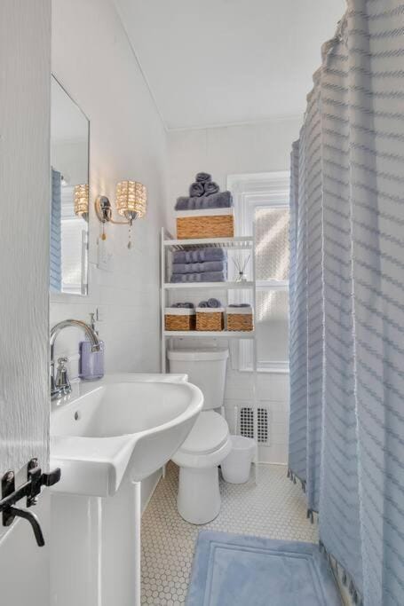 Prime West Hartford Center: Timeless Charm House in West Hartford