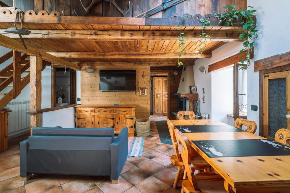 Communal lounge/ TV room, TV and multimedia, Living room, Seating area, Dining area, Evening entertainment
