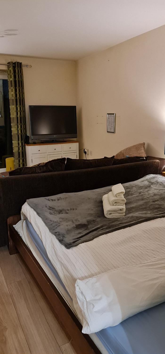 Bed, TV and multimedia, Photo of the whole room, Bedroom, towels
