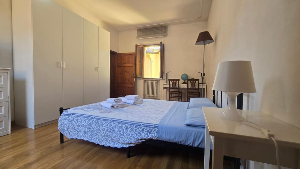 Bed, Photo of the whole room, Seating area, Bedroom, air conditioner