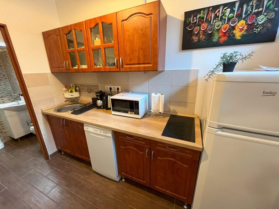 Coffee/tea facilities, Kitchen or kitchenette, microwave, stove