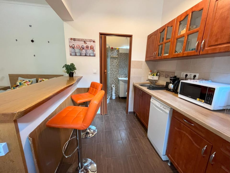 Kitchen or kitchenette, Dining area, stove