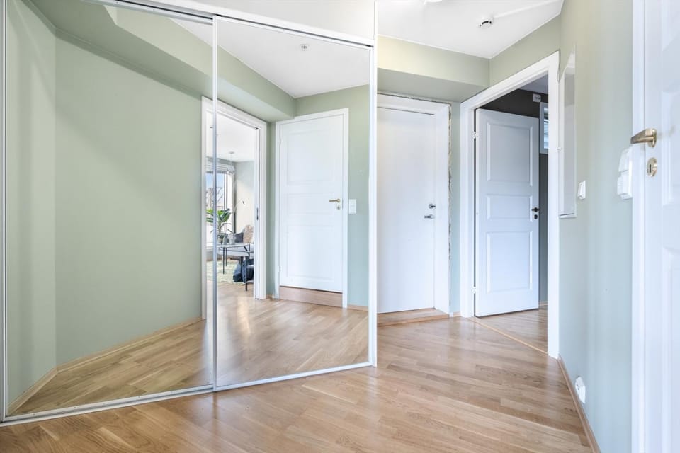 Facade/entrance, wardrobe